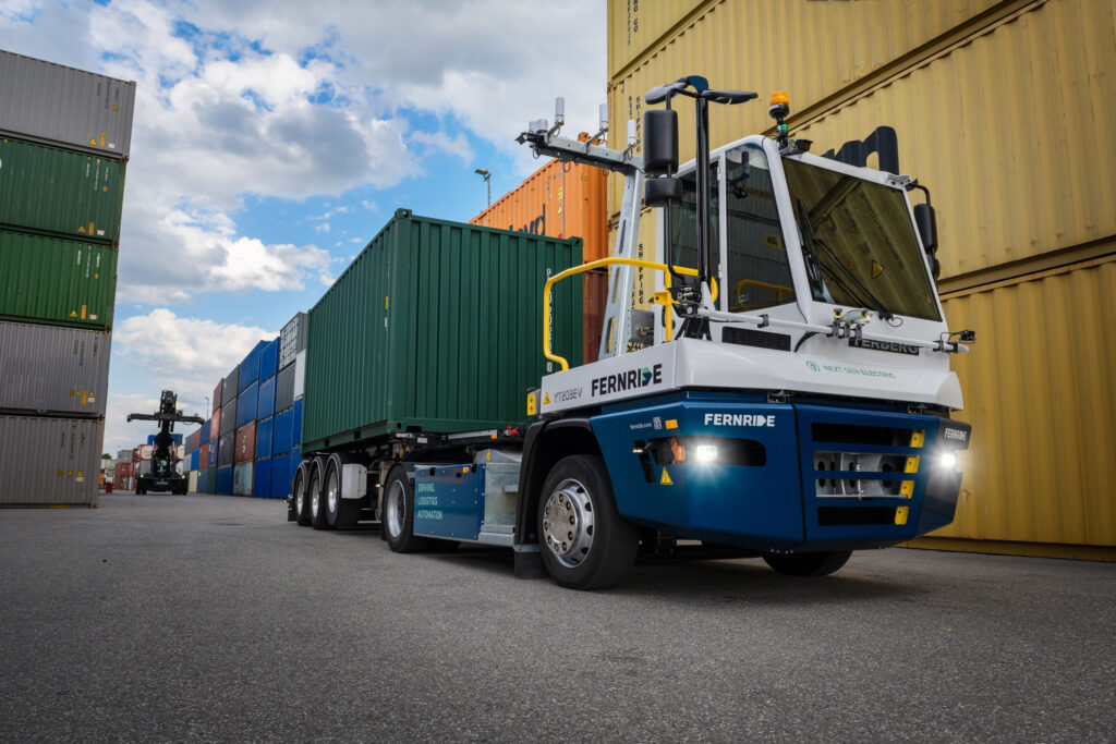 Ein remote gesteuertes Fahrzeug transportiert einen Container im Hamburger Hafen.